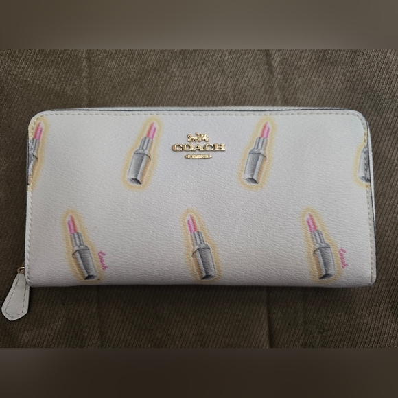COACH C3313 Chalk White Zip Around Accordian Wallet with Lipstick Print EUC - Picture 1 of 16